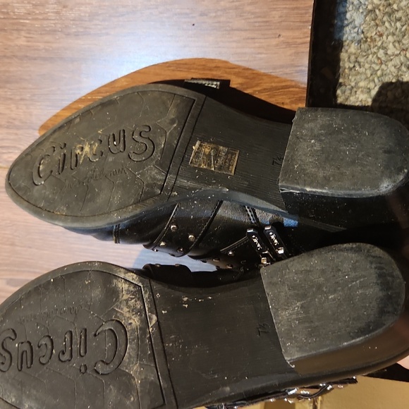 Boots - Picture 3 of 6